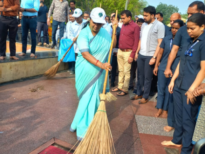 With a broom in hand, Delhi CM Gupta cleans Hanuman Mandir complex | With a broom in hand, Delhi CM Gupta cleans Hanuman Mandir complex With a broom in hand, Delhi CM Gupta cleans Hanuman Mandir complex | With a broom in hand, Delhi CM Gupta cleans Hanuman Mandir complex
