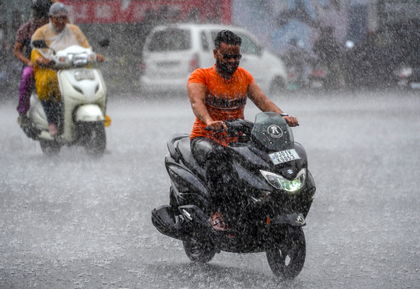 Gujarat: 14 dead, 16 injured due to unseasonal heavy rains | Gujarat: 14 dead, 16 injured due to unseasonal heavy rains Gujarat: 14 dead, 16 injured due to unseasonal heavy rains | Gujarat: 14 dead, 16 injured due to unseasonal heavy rains