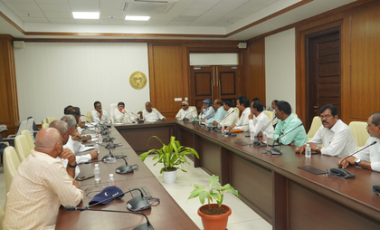 Telangana RTC employees defer strike after talks with Transport Minister | Telangana RTC employees defer strike after talks with Transport Minister Telangana RTC employees defer strike after talks with Transport Minister | Telangana RTC employees defer strike after talks with Transport Minister