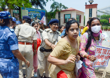 Lathicharge on Teacher Recruitment Examination candidates sparks outrage in Bihar | Lathicharge on Teacher Recruitment Examination candidates sparks outrage in Bihar Lathicharge on Teacher Recruitment Examination candidates sparks outrage in Bihar | Lathicharge on Teacher Recruitment Examination candidates sparks outrage in Bihar