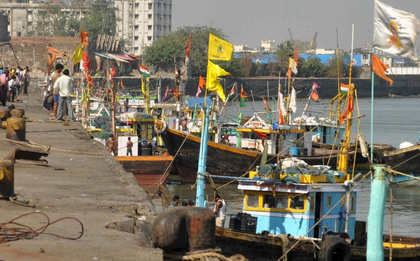 Navy sounds alert in Mumbai coastal area, asks fishermen to stop fishing in sensitive areas | Navy sounds alert in Mumbai coastal area, asks fishermen to stop fishing in sensitive areas Navy sounds alert in Mumbai coastal area, asks fishermen to stop fishing in sensitive areas | Navy sounds alert in Mumbai coastal area, asks fishermen to stop fishing in sensitive areas