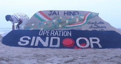Odisha: ‘Sudarshan Chakra’ created at Puri beach to salute Armed forces | Odisha: ‘Sudarshan Chakra’ created at Puri beach to salute Armed forces Odisha: ‘Sudarshan Chakra’ created at Puri beach to salute Armed forces | Odisha: ‘Sudarshan Chakra’ created at Puri beach to salute Armed forces