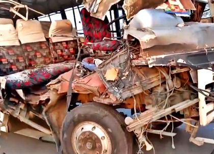 Three wedding guests killed as bus collides with truck in Bihar | Three wedding guests killed as bus collides with truck in Bihar Three wedding guests killed as bus collides with truck in Bihar | Three wedding guests killed as bus collides with truck in Bihar