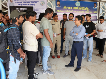 People stranded in border states reach Telangana Bhavan in Delhi | People stranded in border states reach Telangana Bhavan in Delhi People stranded in border states reach Telangana Bhavan in Delhi | People stranded in border states reach Telangana Bhavan in Delhi