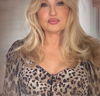 Jennifer Coolidge urges graduates to explore 'absurd possibilities' in speech | Jennifer Coolidge urges graduates to explore 'absurd possibilities' in speech Jennifer Coolidge urges graduates to explore 'absurd possibilities' in speech | Jennifer Coolidge urges graduates to explore 'absurd possibilities' in speech