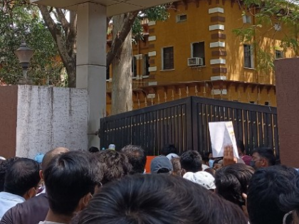 Students gherao JPSC office in Ranchi, demand release of exam results | Students gherao JPSC office in Ranchi, demand release of exam results Students gherao JPSC office in Ranchi, demand release of exam results | Students gherao JPSC office in Ranchi, demand release of exam results