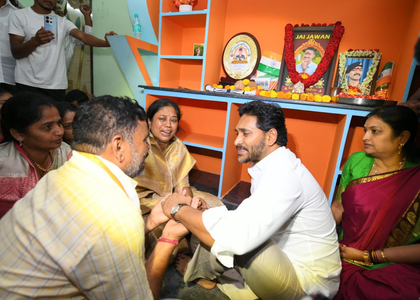 Jagan consoles martyred jawan Murali Naik's family | Jagan consoles martyred jawan Murali Naik's family Jagan consoles martyred jawan Murali Naik's family | Jagan consoles martyred jawan Murali Naik's family