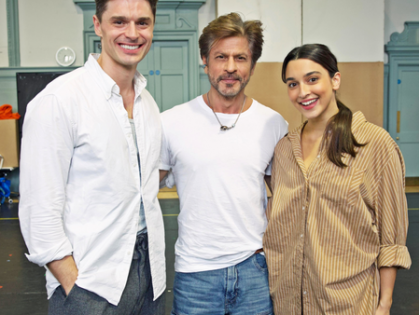 SRK visits ‘Come Fall in Love – The DDLJ’ musical rehearsals in London | SRK visits ‘Come Fall in Love – The DDLJ’ musical rehearsals in London SRK visits ‘Come Fall in Love – The DDLJ’ musical rehearsals in London | SRK visits ‘Come Fall in Love – The DDLJ’ musical rehearsals in London