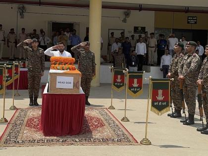 Martyr Rambabu Singh’s mortal remains arrive in Patna; Tejashwi slams Nitish’s absence | Martyr Rambabu Singh’s mortal remains arrive in Patna; Tejashwi slams Nitish’s absence Martyr Rambabu Singh’s mortal remains arrive in Patna; Tejashwi slams Nitish’s absence | Martyr Rambabu Singh’s mortal remains arrive in Patna; Tejashwi slams Nitish’s absence