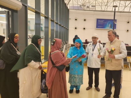All-women group of Indian Haj pilgrims accorded grand welcome in Jeddah | All-women group of Indian Haj pilgrims accorded grand welcome in Jeddah All-women group of Indian Haj pilgrims accorded grand welcome in Jeddah | All-women group of Indian Haj pilgrims accorded grand welcome in Jeddah