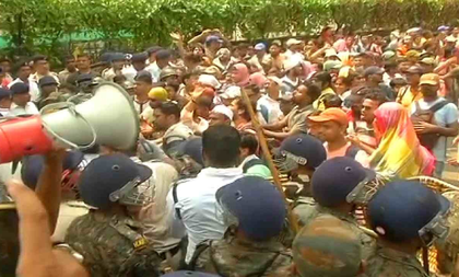 WBSSC recruitment case: Tension at Bengal education department as protesting job losers forcefully enter HQ | WBSSC recruitment case: Tension at Bengal education department as protesting job losers forcefully enter HQ WBSSC recruitment case: Tension at Bengal education department as protesting job losers forcefully enter HQ | WBSSC recruitment case: Tension at Bengal education department as protesting job losers forcefully enter HQ