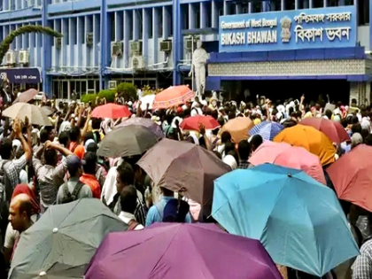 WBSSC recruitment case: Undeterred by baton charge, teachers gherao Bikash Bhawan again | WBSSC recruitment case: Undeterred by baton charge, teachers gherao Bikash Bhawan again WBSSC recruitment case: Undeterred by baton charge, teachers gherao Bikash Bhawan again | WBSSC recruitment case: Undeterred by baton charge, teachers gherao Bikash Bhawan again