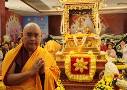 Vietnam: Renowned Buddhist scholar pays respect to sacred Buddha relics from India | Vietnam: Renowned Buddhist scholar pays respect to sacred Buddha relics from India Vietnam: Renowned Buddhist scholar pays respect to sacred Buddha relics from India | Vietnam: Renowned Buddhist scholar pays respect to sacred Buddha relics from India