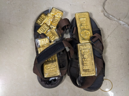 Chadian national held at Mumbai airport with gold worth Rs 3.86 cr hidden in slippers | Chadian national held at Mumbai airport with gold worth Rs 3.86 cr hidden in slippers Chadian national held at Mumbai airport with gold worth Rs 3.86 cr hidden in slippers | Chadian national held at Mumbai airport with gold worth Rs 3.86 cr hidden in slippers
