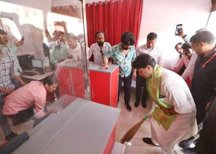 MP: Scindia cleans post office, dances and eats with tribals in Ashoknagar | MP: Scindia cleans post office, dances and eats with tribals in Ashoknagar MP: Scindia cleans post office, dances and eats with tribals in Ashoknagar | MP: Scindia cleans post office, dances and eats with tribals in Ashoknagar