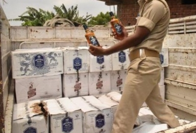 Delhi Police seize 44 cartons of illicit liquor, vehicle | Delhi Police seize 44 cartons of illicit liquor, vehicle Delhi Police seize 44 cartons of illicit liquor, vehicle | Delhi Police seize 44 cartons of illicit liquor, vehicle