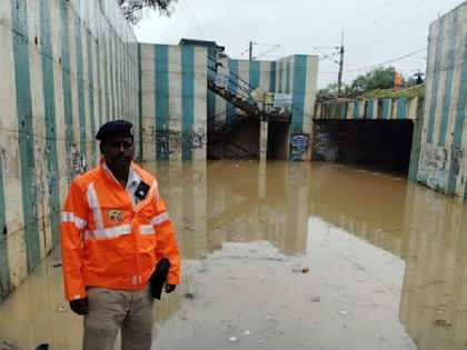 Rain continues to pour in Bengaluru, traffic disrupted | Rain continues to pour in Bengaluru, traffic disrupted Rain continues to pour in Bengaluru, traffic disrupted | Rain continues to pour in Bengaluru, traffic disrupted