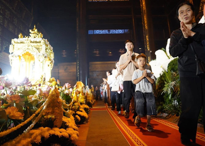 Vietnam: Large number of devotees pay respect to holy Buddha relics from India | Vietnam: Large number of devotees pay respect to holy Buddha relics from India Vietnam: Large number of devotees pay respect to holy Buddha relics from India | Vietnam: Large number of devotees pay respect to holy Buddha relics from India