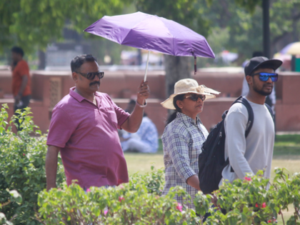 Scorching heat, high humidity in Delhi; IMD predicts light rain | Scorching heat, high humidity in Delhi; IMD predicts light rain Scorching heat, high humidity in Delhi; IMD predicts light rain | Scorching heat, high humidity in Delhi; IMD predicts light rain