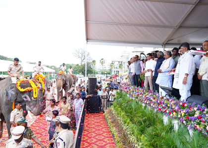 Karnataka hands over four trained Kumki elephants to Andhra Pradesh | Karnataka hands over four trained Kumki elephants to Andhra Pradesh