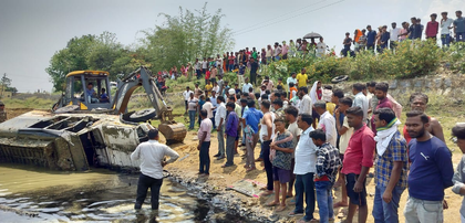 17 school children injured as pickup van plunges into pond in Jharkhand’s Hazaribagh | 17 school children injured as pickup van plunges into pond in Jharkhand’s Hazaribagh 17 school children injured as pickup van plunges into pond in Jharkhand’s Hazaribagh | 17 school children injured as pickup van plunges into pond in Jharkhand’s Hazaribagh