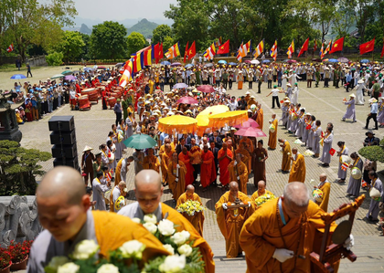 Devotees pay homage to sacred relics of Lord Buddha at Vietnam's Bai Dinh Pagoda | Devotees pay homage to sacred relics of Lord Buddha at Vietnam's Bai Dinh Pagoda Devotees pay homage to sacred relics of Lord Buddha at Vietnam's Bai Dinh Pagoda | Devotees pay homage to sacred relics of Lord Buddha at Vietnam's Bai Dinh Pagoda