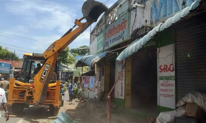 Encroachments along Adyar River in TN bulldozed on Madras HC order | Encroachments along Adyar River in TN bulldozed on Madras HC order