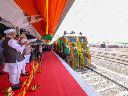 PM Modi flags off Bikaner-Mumbai Express from re-developed Deshnoke station in Rajasthan | PM Modi flags off Bikaner-Mumbai Express from re-developed Deshnoke station in Rajasthan PM Modi flags off Bikaner-Mumbai Express from re-developed Deshnoke station in Rajasthan | PM Modi flags off Bikaner-Mumbai Express from re-developed Deshnoke station in Rajasthan