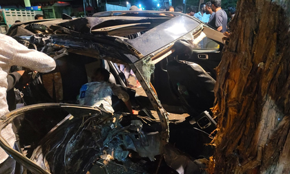 Three killed as car rams into electric pole in Bhopal | Three killed as car rams into electric pole in Bhopal Three killed as car rams into electric pole in Bhopal | Three killed as car rams into electric pole in Bhopal