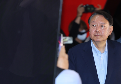 South Korea: Police seize ex-President Yoon's phones for first time since martial law bid | South Korea: Police seize ex-President Yoon's phones for first time since martial law bid South Korea: Police seize ex-President Yoon's phones for first time since martial law bid | South Korea: Police seize ex-President Yoon's phones for first time since martial law bid