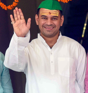 JDU, BJP slam Lalu Yadav over Tej Pratap's expulsion, raise questions on Aishwarya Rai episode | JDU, BJP slam Lalu Yadav over Tej Pratap's expulsion, raise questions on Aishwarya Rai episode JDU, BJP slam Lalu Yadav over Tej Pratap's expulsion, raise questions on Aishwarya Rai episode | JDU, BJP slam Lalu Yadav over Tej Pratap's expulsion, raise questions on Aishwarya Rai episode