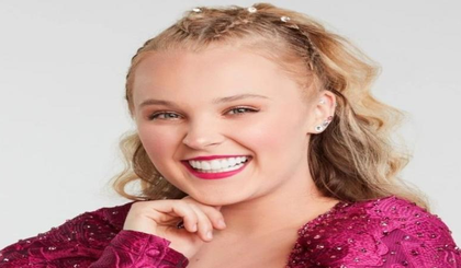 Chris Hughes gifts JoJo Siwa a bouquet of flowers at airport | Chris Hughes gifts JoJo Siwa a bouquet of flowers at airport Chris Hughes gifts JoJo Siwa a bouquet of flowers at airport | Chris Hughes gifts JoJo Siwa a bouquet of flowers at airport
