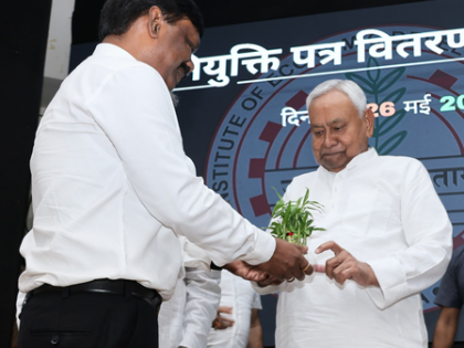Nitish Kumar’s gesture at appointment letter distribution ceremony sparks public attention | Nitish Kumar’s gesture at appointment letter distribution ceremony sparks public attention