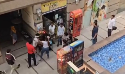 Faridabad spa fracas: Drunken men assault female staff, incident caught on camera | Faridabad spa fracas: Drunken men assault female staff, incident caught on camera Faridabad spa fracas: Drunken men assault female staff, incident caught on camera | Faridabad spa fracas: Drunken men assault female staff, incident caught on camera