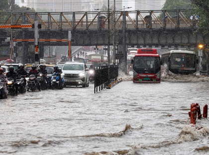 Heavy rain disrupts Mumbai life, IMD issues red alert | Heavy rain disrupts Mumbai life, IMD issues red alert Heavy rain disrupts Mumbai life, IMD issues red alert | Heavy rain disrupts Mumbai life, IMD issues red alert