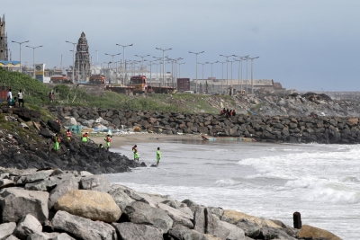 Fishermen advised to stay ashore amid adverse weather conditions in TN | Fishermen advised to stay ashore amid adverse weather conditions in TN Fishermen advised to stay ashore amid adverse weather conditions in TN | Fishermen advised to stay ashore amid adverse weather conditions in TN