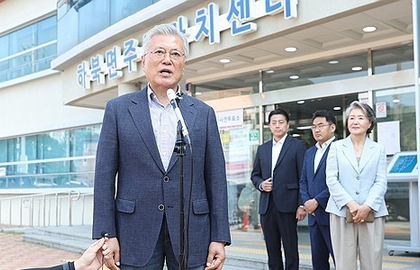 South Korea: Ex-Presidents Park, Moon cast ballots in early voting | South Korea: Ex-Presidents Park, Moon cast ballots in early voting South Korea: Ex-Presidents Park, Moon cast ballots in early voting | South Korea: Ex-Presidents Park, Moon cast ballots in early voting