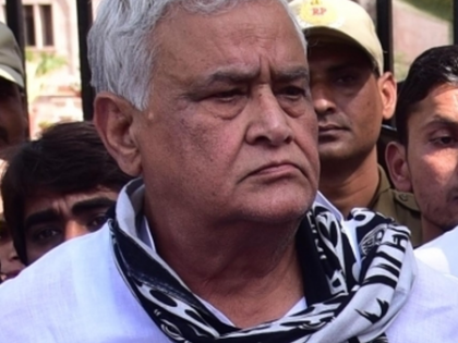 Rajasthan Minister raids fake fertiliser factory; vehicle with counterfeit stock seized | Rajasthan Minister raids fake fertiliser factory; vehicle with counterfeit stock seized Rajasthan Minister raids fake fertiliser factory; vehicle with counterfeit stock seized | Rajasthan Minister raids fake fertiliser factory; vehicle with counterfeit stock seized