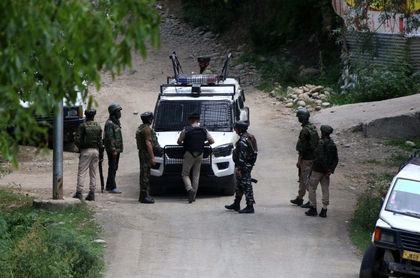 J&K Police's counter-intelligence wing raids multiple locations in Kashmir | J&K Police's counter-intelligence wing raids multiple locations in Kashmir J&K Police's counter-intelligence wing raids multiple locations in Kashmir | J&K Police's counter-intelligence wing raids multiple locations in Kashmir