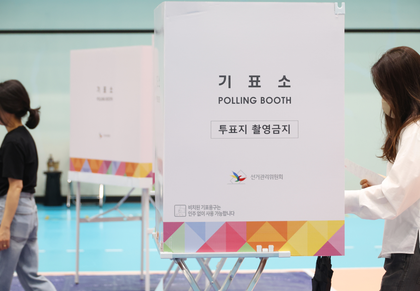 Voter turnout surpasses 70 pc in South Korea's presidential election | Voter turnout surpasses 70 pc in South Korea's presidential election Voter turnout surpasses 70 pc in South Korea's presidential election | Voter turnout surpasses 70 pc in South Korea's presidential election