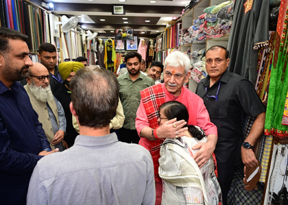 J&K Lt Governor Manoj Sinha visits Lal Chowk, interacts with traders | J&K Lt Governor Manoj Sinha visits Lal Chowk, interacts with traders J&K Lt Governor Manoj Sinha visits Lal Chowk, interacts with traders | J&K Lt Governor Manoj Sinha visits Lal Chowk, interacts with traders