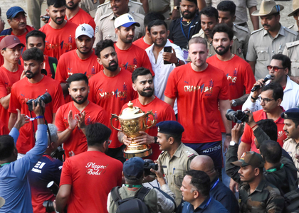 RCB annouce Rs 10 lakh financial aid to kin of 11 deceased in stampede outside Chinnaswamy Stadium | RCB annouce Rs 10 lakh financial aid to kin of 11 deceased in stampede outside Chinnaswamy Stadium