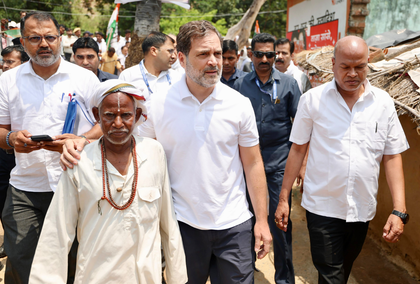 Rahul Gandhi meets family of 'Mountain Man' in Bihar | Rahul Gandhi meets family of 'Mountain Man' in Bihar Rahul Gandhi meets family of 'Mountain Man' in Bihar | Rahul Gandhi meets family of 'Mountain Man' in Bihar
