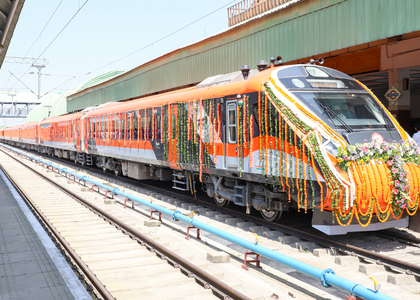 Commercial operation of Vande Bharat train between Srinagar and Katra begins | Commercial operation of Vande Bharat train between Srinagar and Katra begins Commercial operation of Vande Bharat train between Srinagar and Katra begins | Commercial operation of Vande Bharat train between Srinagar and Katra begins