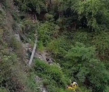 Car falls into deep gorge in Mussoorie, police rescue two | Car falls into deep gorge in Mussoorie, police rescue two Car falls into deep gorge in Mussoorie, police rescue two | Car falls into deep gorge in Mussoorie, police rescue two