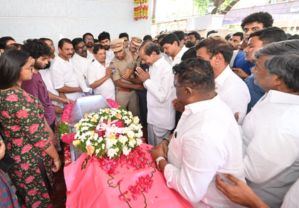 KCR breaks down while paying last respects to BRS MLA | KCR breaks down while paying last respects to BRS MLA