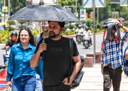 Delhi swelters under scorching heat, IMD issues orange alert | Delhi swelters under scorching heat, IMD issues orange alert Delhi swelters under scorching heat, IMD issues orange alert | Delhi swelters under scorching heat, IMD issues orange alert