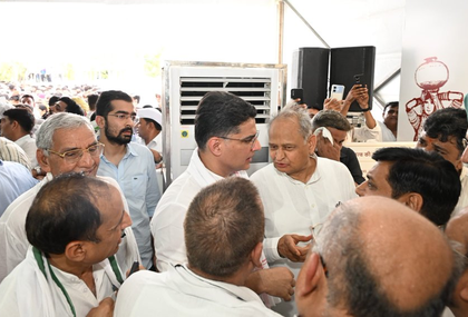 25th death anniv of Rajesh Pilot: Ex-CM Gehlot, Cong leaders attend prayer meet in Dausa | 25th death anniv of Rajesh Pilot: Ex-CM Gehlot, Cong leaders attend prayer meet in Dausa