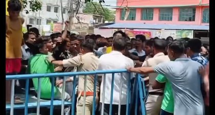 Clashes break out between two groups in Bengal's Maheshtala; police attacked, vehicles vandalised | Clashes break out between two groups in Bengal's Maheshtala; police attacked, vehicles vandalised Clashes break out between two groups in Bengal's Maheshtala; police attacked, vehicles vandalised | Clashes break out between two groups in Bengal's Maheshtala; police attacked, vehicles vandalised