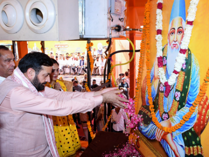 Haryana CM announces salary hike of Rs 2,100 for safai karamcharis | Haryana CM announces salary hike of Rs 2,100 for safai karamcharis Haryana CM announces salary hike of Rs 2,100 for safai karamcharis | Haryana CM announces salary hike of Rs 2,100 for safai karamcharis